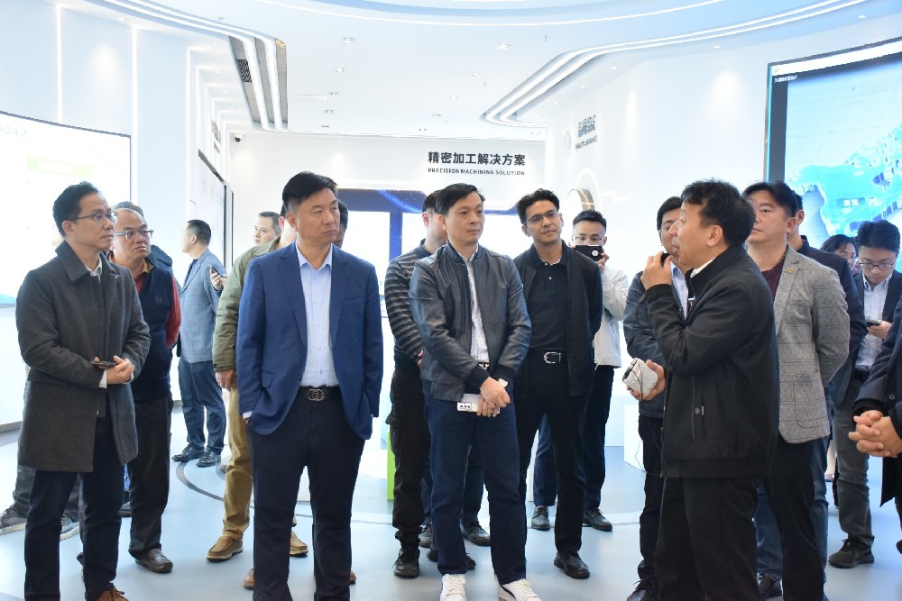 校友重聚 共話成長丨華南理工大學校友會考察團參訪沃德精密科技